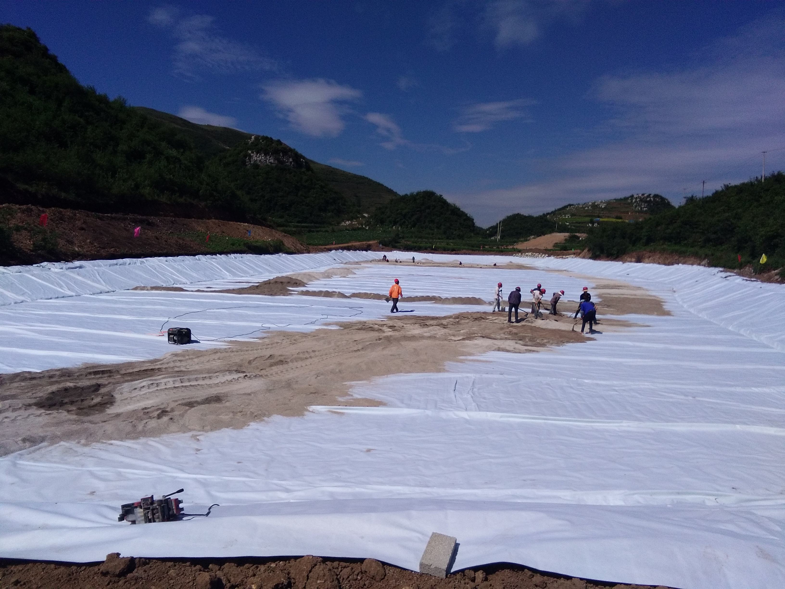 山谷型垃圾填埋場防滲土工膜規(guī)格應如何設計？